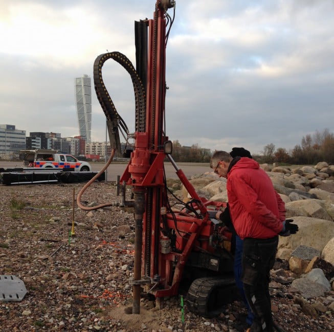 Installation of the screw foundation